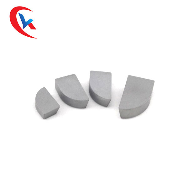 Custom Brazing Tungsten Carbide Tips Anti Wear Untuk Alat Penggilingan Tungsten Carbide Wear Parts